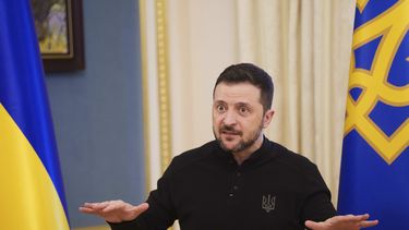 El presidente ucraniano Volodymyr Zelenskyy habla con periodistas en una conferencia de prensa en Kiev, Ucrania, el miércoles 26 de febrero de 2025. (AP Foto/Evgeniy Maloletka)
