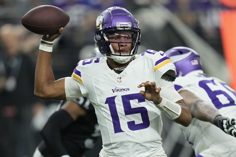 ARCHIVO - El quarterback Joshua Dobbs (15), de los Vikings de Minnesota, juega en contra de los Raiders de las Vegas durante un partido de la NFL, el 10 de diciembre de 2023, en Las Vegas. Los 49ers de San Francisco llegaron a un acuerdo con Dobbs para darle al equipo otra opción de suplente detrás de Brock Purdy. (AP Foto/John Locher, Archivo)
