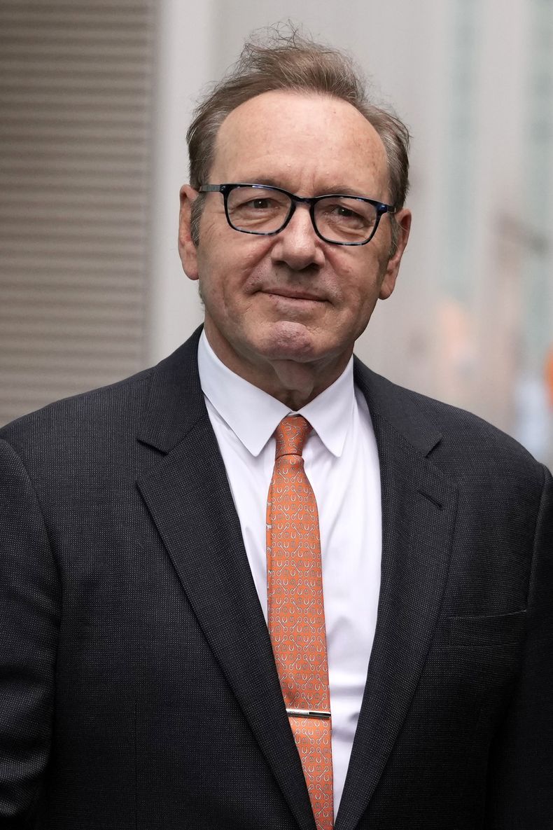 El actor Kevin Spacey llega a las afueras del Tribunal de la Corona en Southwark, Londres, el lunes 24 de julio de 2023. Se espera que el jurado comience a deliberar en el caso del actor Kevin Spacey, de 63 años, quien se declaró inocente de nueve cargos, incluidos múltiples cargos de agresión sexual e indecente. (Foto AP/Kirsty Wigglesworth)