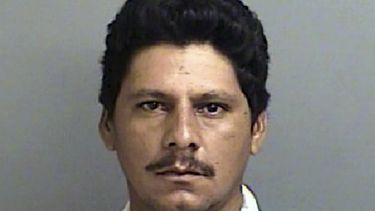 En esta imagen sin fecha difundida por el FBI (Houston) se ve a Francisco Oropeza, quien está acusado de asesinar a cinco de sus vecinos el viernes 28 de abril de 2023, en la comunidad rural de Cleveland, Texas. (FBI via AP)