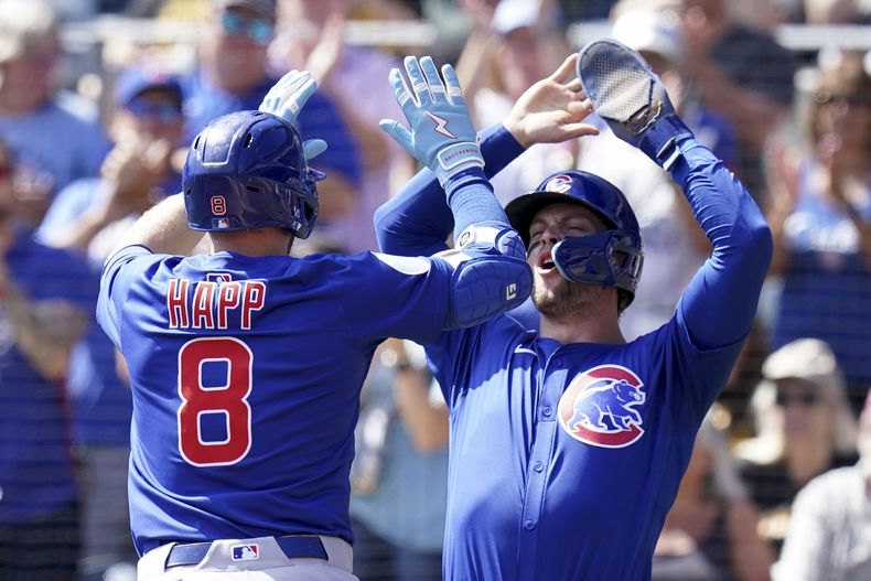 Ian Happ (izquierda) de los Cachorros de Chicago es felicitado por Nico Hoerner (derecha) tras batear un jonrón ante los Piratas de Pittsburgh, el miércoles 17 de septiembre de 2025, en Pittsburgh. (AP Foto/Matt Freed)