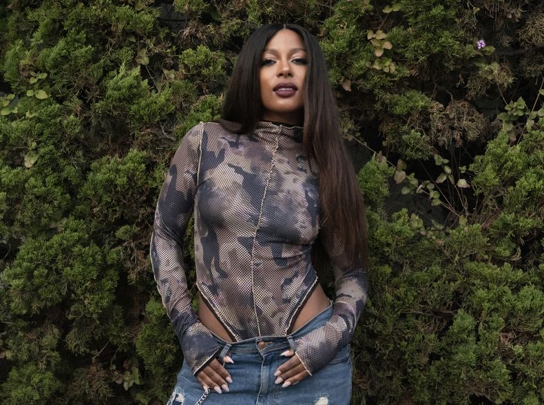ARCHIVO - Victoria Monét posa para un retrato en Los Angeles el 14 de diciembre de 2019. Monet recibió siete nominaciones al Grammy. La 66a entrega anual del Grammy se celebrará el 4 de febrero en la Arena Crypto.com Arena en Los Ángeles. (Foto Rebecca Cabage/Invision/AP, archivo)