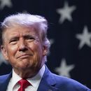ARCHIVO - El expresidente y precandidato presidencial republicano Donald Trump sonríe durante un evento el 28 de julio de 2023, en Des Moines, Iowa. (AP Foto/Charlie Neibergall, archivo)