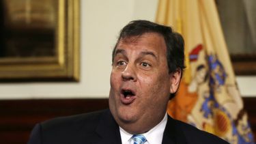 americateve | El gobernador de Nueva Jersey Chris Christie sonr&iacute;e en la conferencia de prensa posterior a la firma de la ley que garantiza una reducci&oacute;n en los costos de matr&iacute;cula para hijos de migrantes sin residencia legal el viernes 20 de diciem