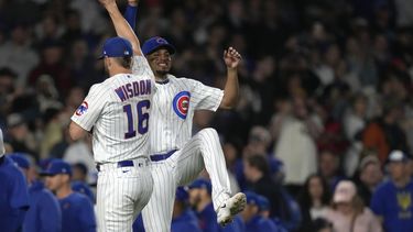 Patrick Wisdom y el dominicano Christopher Morel festejan el triunfo sobre los Cardenales de San Luis, el miércoles 10 de mayo de 2023 (AP Foto/Charles Rex Arbogast)