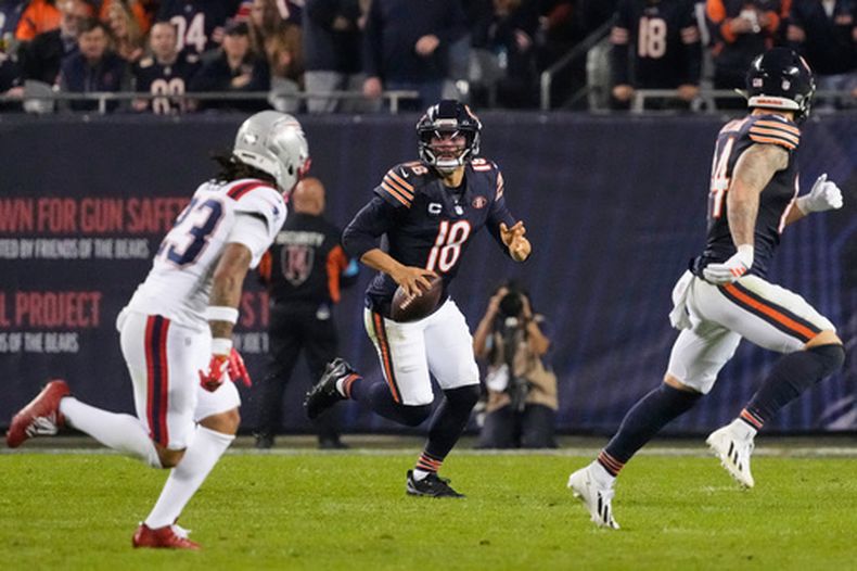 El quarterback de los Bears de Chicago, Caleb Williams (18), se escapa a toda velocidad durante la segunda mitad de un partido de fútbol americano de la NFL contra los Patriots de Nueva Inglaterra en Chicago, el jueves 22 de octubre de 2026. (Foto AP/Nam Y. Huh)