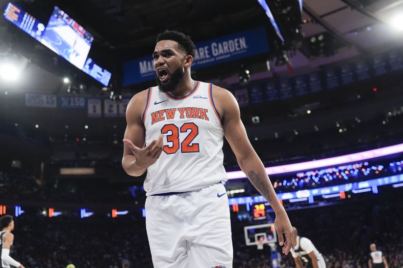 Karl-Anthony Towns, de los Knicks de Nueva York, reacciona durante el partido ante los Spurs de San Antonio, el miércoles 25 de diciembre de 2024 (AP foto/Seth Wenig)