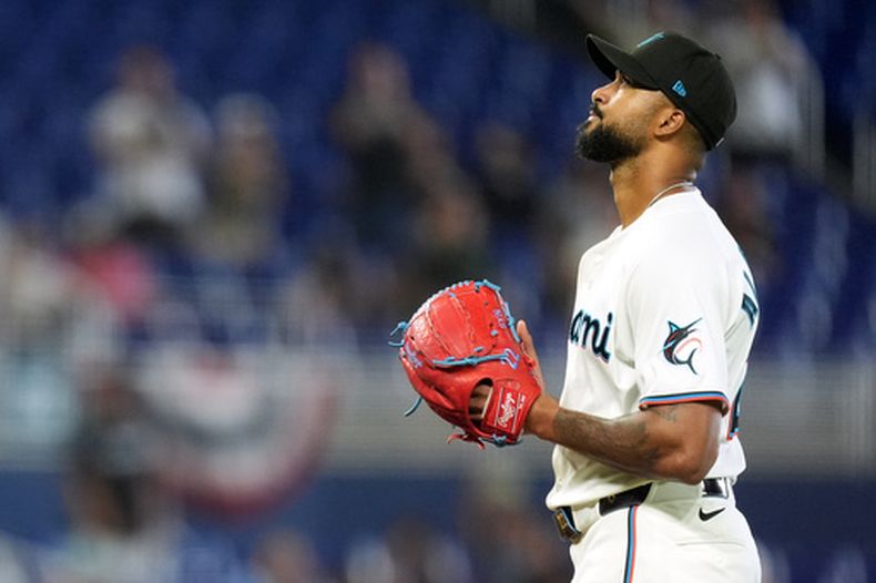 El dominicano Sandy Alcántara, abridor de los Marlins de Miami, mira hacia arriba luego de lanzar una blanqueado con juego completo ante los Medias Blancas de Chicago, el miércoles 1 de abril de 2026 (AP Foto/Rebecca Blackwell)