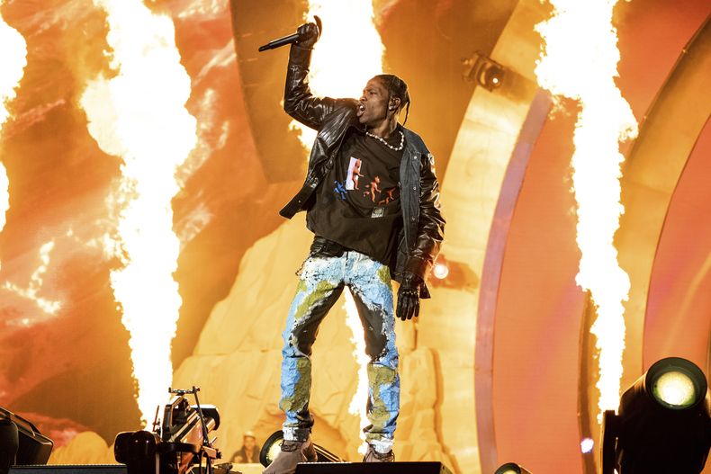 ARCHIVO - Travis Scott durante su presentación en el Festival Astroworld en Houston, el 5 de noviembre de 2021. Un juez de Texas escuchará el lunes 15 de abril de 2024 los argumentos sobre la solicitud de la estrella del rap Travis Scott de desestimar una demanda por el festival mortal Astroworld. (Foto Amy Harris/Invision/AP, archivo)