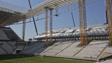 americateve | Jugadores del club Corinthians practican en el estadio Itaquerao de Sao Paulo que se construye para el Mundial el 15 de marzo de 2014. (AP Photo / Andre Penner, File)