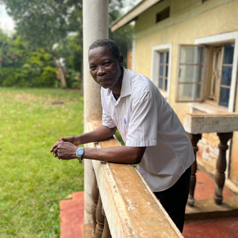 Moses Kutoi, líder del clan Bagisu en el este de Uganda, en el balcón de su casa en Nabumali, Mbale, Uganda, el 19 de noviembre del 2025. (AP foto/Rodney Muhumuza)