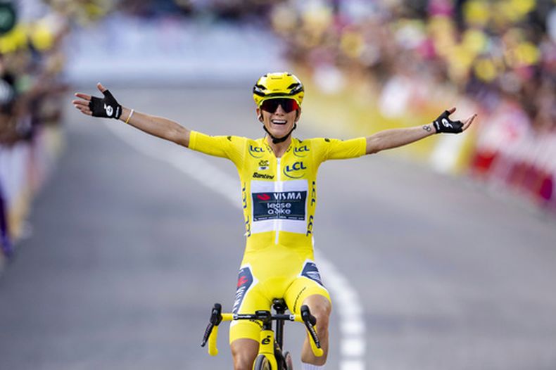 FILE - Pauline Ferrand-Prevot cruzar la meta para ganar la 9na etapa del Tour de Francia, el 3 de agosto de 2025, en Chatel, Francia. (Jean-Christophe Bott/Keystone vía AP)