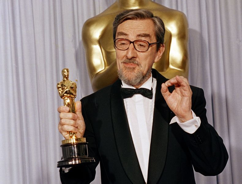 En esta foto del 12 de abril de 1988, Gabriel Axel posa entre bambalinas tras ganar el Oscar a la mejor cinta de lengua extranjera por "El fest&iacute;n de Babette", en el Shrine Auditorium de Los Angeles. Axel, el primer dan&eacute;s en ganar l