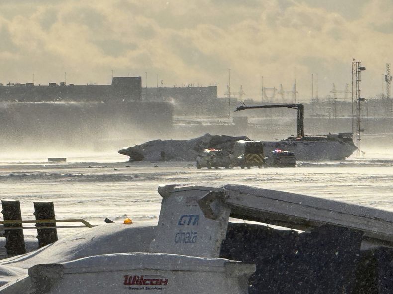 Un avión de Delta Air Lines que viajaba de Minneapolis a Toronto quedó volcado tras aterrizar en el Aeropuerto Pearson, el lunes 17 de febrero de 2025, en Toronto. (Teresa Barbieri/The Canadian Press vía AP)