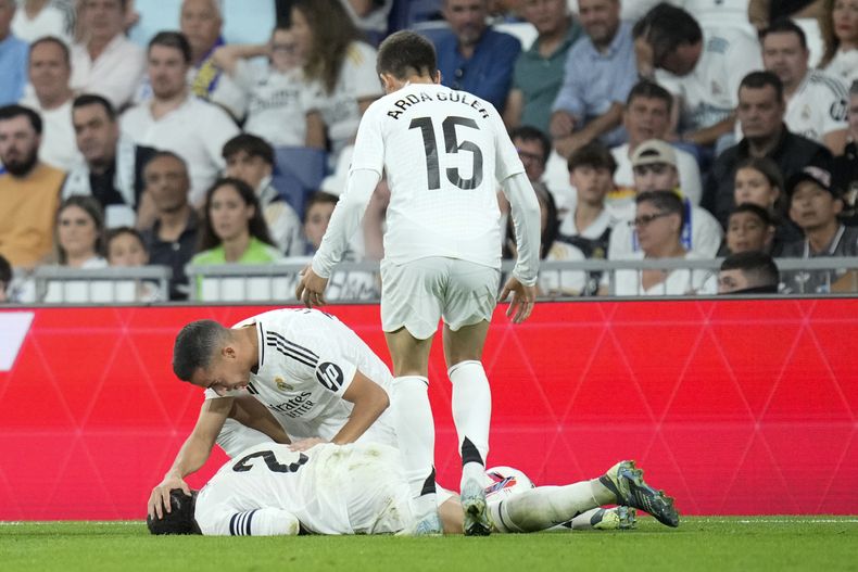 Lucas Vázquez trata de averiguar la condición de su compañero del Real Madrid, Dani Carvajal, quien se lastimó en el partido de La Liga ante el Villarreal, el sábado 5 de octubre de 2024. (AP Foto/Bernat Armangue)