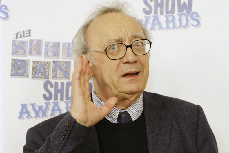 ARCHIVO - El músico austríaco Alfred Brendel, ganador del Premio de Música Clásica por Retirement Concerts, en los Premios South Bank en Londres el 20 de enero de 2009. (Foto AP/Joel Ryan, archivo)