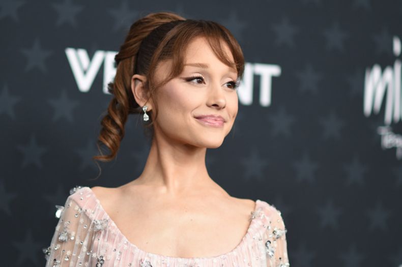 ARCHIVO - Ariana Grande llega a la 31º edición de los Annual Critics Choice Awards el domingo 4 de enero de 2026 en The Barker Hanger en Santa Monica, California. (Foto by Richard Shotwell/Invision/AP, Archivo)