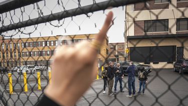 Manifestantes exigen la liberación del alcalde de Newark, Ras Baraka, luego de que fue arrestado en un centro de detención del Servicio de Control de Inmigración y Aduanas, el viernes 9 de mayo de 2025, en Newark, Nueva Jersey. (AP Foto/Angelina Katsanis)