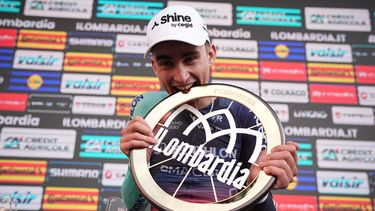 El francés Paul Seixas le da una mordida al trofeo tras ganar el Tour de Lombardía de un día en Como, Italia el sábado 10 de octubre del 2026. (Marco Alpozzi/LaPresse via AP)