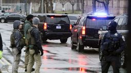 La caravana que trajo al expresidente Donald Trump llega al tribunal E. Barrett Prettyman en Washington el 9 de enero de 2024. (Foto AP/Jose Luis Magana)
