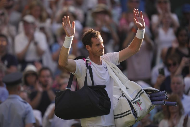 El británico Andy Murray abandona la Cancha Central después de perder frente a Stefanos Tsitsipas, de Grecia, en el torneo individual varonil del campeonato de tenis de Wimbledon, en Londres, el viernes 7 de julio de 2023. (AP Foto/Alberto Pezzali)