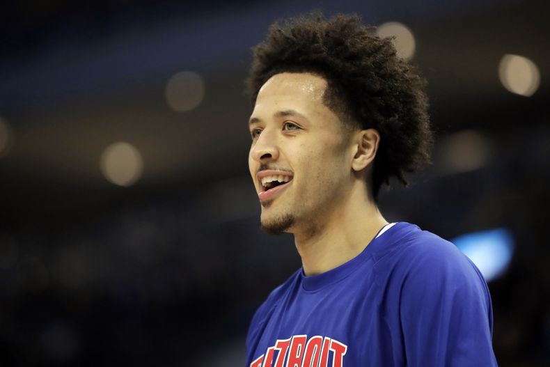 ARCHIVO - Cade Cunningham, de los Pistons de Detroit, sonríe antes de un partido de baloncesto de la NBA contra los Bucks de Milwaukee, el lunes 3 de enero de 2022, en Milwaukee. Los Pistons y Cunningham han acordado un contrato de cinco años y 224 millones de dólares, según una persona familiarizada con la situación. (AP Foto/Aaron Gash, Archivo)