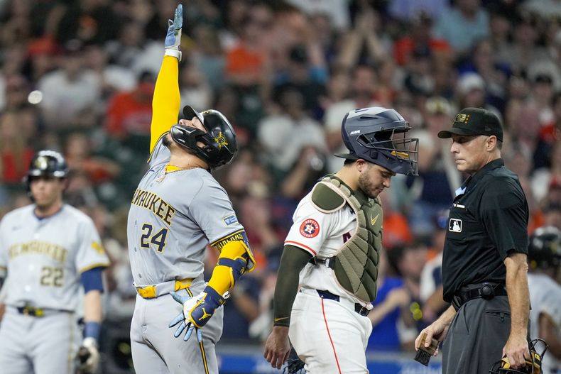 El venezolano William Contreras, de los Cerveceros de Milwaukee, festeja su jonrón de tres carreras ante los Astros de Houston, el sábado 18 de mayo de 2024 (AP Foto/Eric Christian Smith)