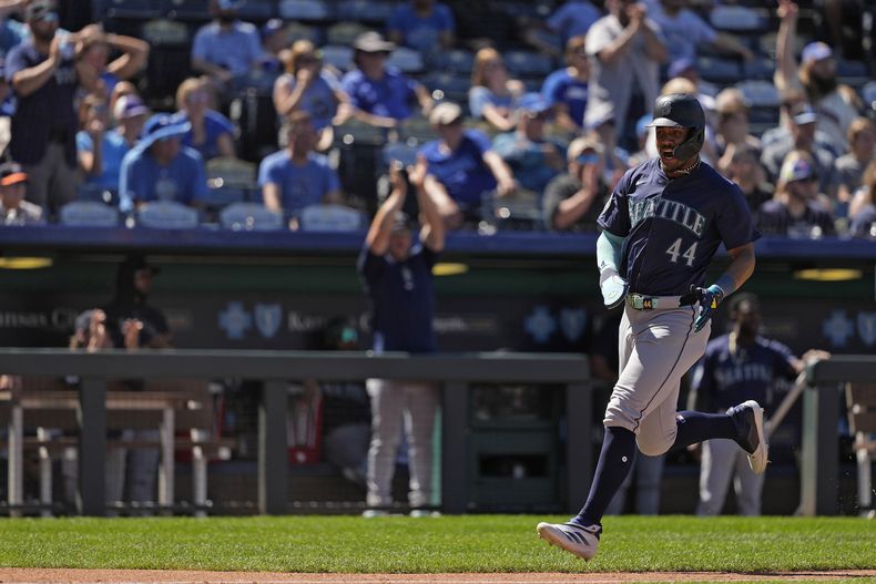 El dominicano de los Marineros de Seattle, Julio Rodríguez corre hacia el plato para anotar en un sencillo de dos carreras conectado por Cal Raleigh durante la décima entrada del juego de béisbol ante los Reales de Kansas City, el domingo 9 de junio de 2024, en Kansas City, Misuri. (AP Foto/Charlie Riedel)