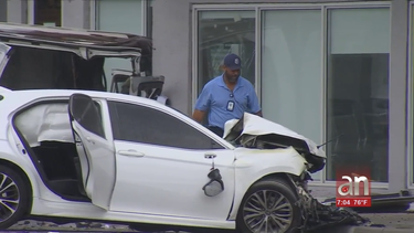 mujer se estrella con una camioneta contra edificio tras persecucion policial en miami