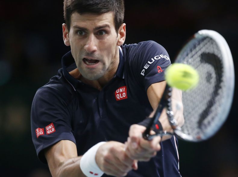Novak Djokovic durante el encuentro en que venci&oacute; a Milos Raonic en la final del Masters de Par&iacute;s el 2 de noviembre del 2014. (AP Foto/Michel Euler)