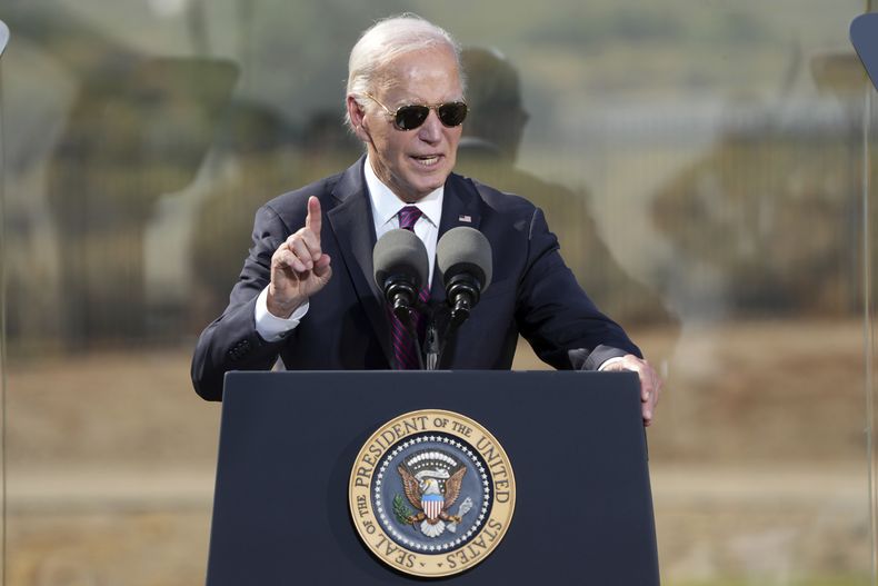 El presidente Joe Biden da un discurso en la Escuela Comunitaria Gila Crossing, en Laveen, Arizona, el 25 de octubre de 2024. (AP Foto/Rick Scuteri)