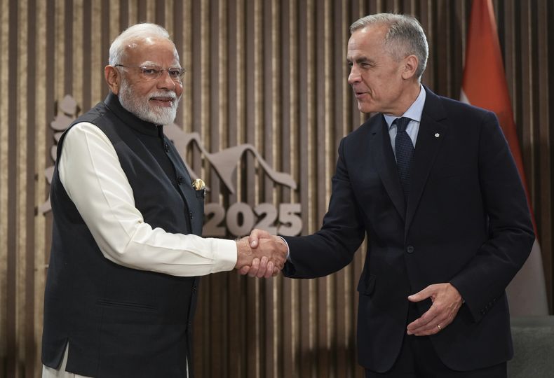 El primer ministro de India, Narendra Modi (izquierda), y su homólogo de Canadá, Mark Carney, se estrechan la mano durante una cumbre del G7 en Kananaskis, Alberta, Canadá, el 17 de junio de 2025. (Darryl Dyck/The Canadian Press vía AP)