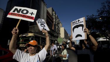 LO ÚLTIMO: Soldados bloquean el paso de manifestantes