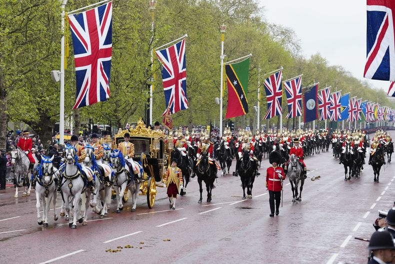 El rey Carlos III de Gran Bretaña y Camila, la reina consorte, se dirigen a su ceremonia de coronación en Londres el sábado 6 de mayo de 2023. (Foto AP/Jon Super, Pool)