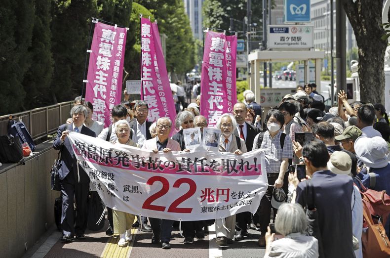 Demandantes marchan hacia el alto tribunal de Tokio antes del fallo de un caso por la responsabilidad de exejecutivos de Tokyo Electric Power Company Holdings en la crisis nuclear de 2011, en Tokio, el 6 de junio de 2025. (Masanori Kumagai/Kyodo News via AP)