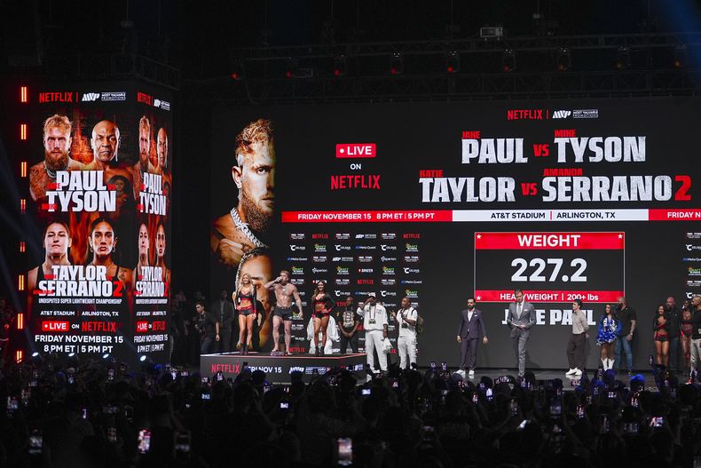 Jake Paul sube a la báscula para el pesaje antes del combate ante Mike Tyson el jueves 14 de noviembre del 2024 en Irving, Texas. (AP Foto/Julio Cortez)