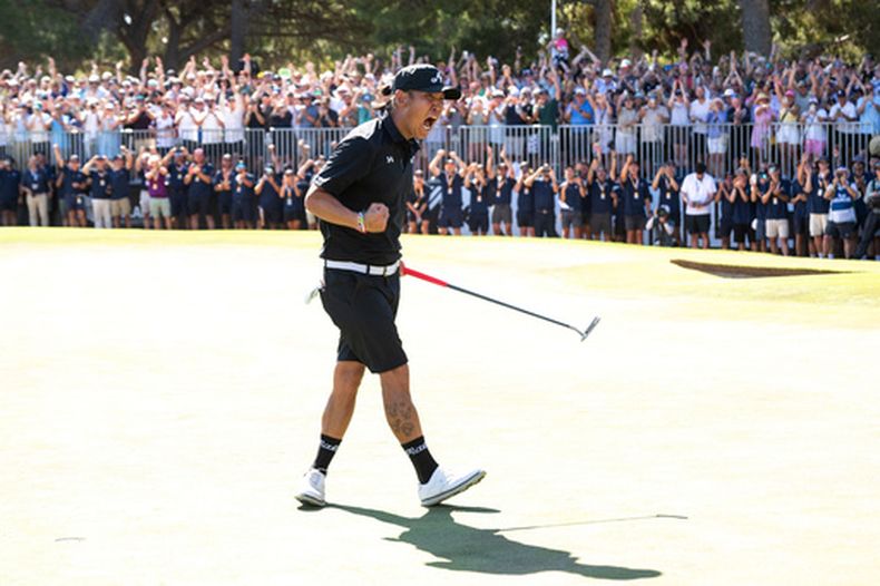 Anthony Kim reacciona a su putt en el hoyo 18 de la ronda final del LIV Golf Adelaide en Grange Golf Club el domingo 16 de febrero del 2026. (Charles Laberge/LIV Golf via AP)