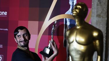 Raul Briones con el premio a mejor actor por su papel en Una Pelicula de Policias en la 64a edición del Premio Ariel de la Academia Mexicana de Artes y Ciencias Cinematográficas en la Ciudad de México el martes 11 de octubre de 2022. Briones está nominado a la 65a entrega del Ariel por su coactución en el filme El norte sobre el vacío se anunció el 20 de junio de 2023. (AP Photo/Marco Ugarte, archivo)
