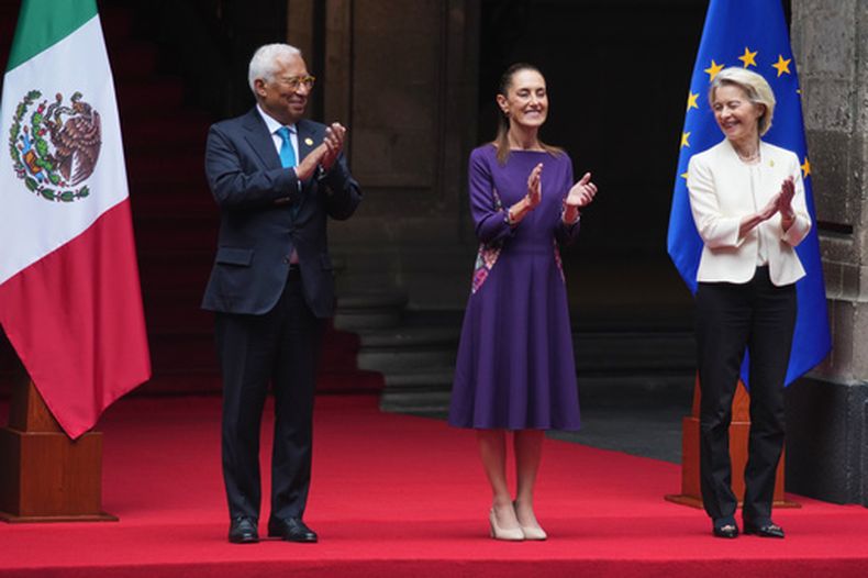 La presidenta mexicana Claudia Sheinbaum, en el centro, el presidente del Consejo Europeo Antonio Costa, a la izquierda, y la presidenta de la Comisión Europea Ursula von der Leyen aplauden durante una ceremonia de bienvenida en el Palacio Nacional de la Ciudad de México, el viernes 22 de mayo de 2026. (AP Foto/Eduardo Verdugo)