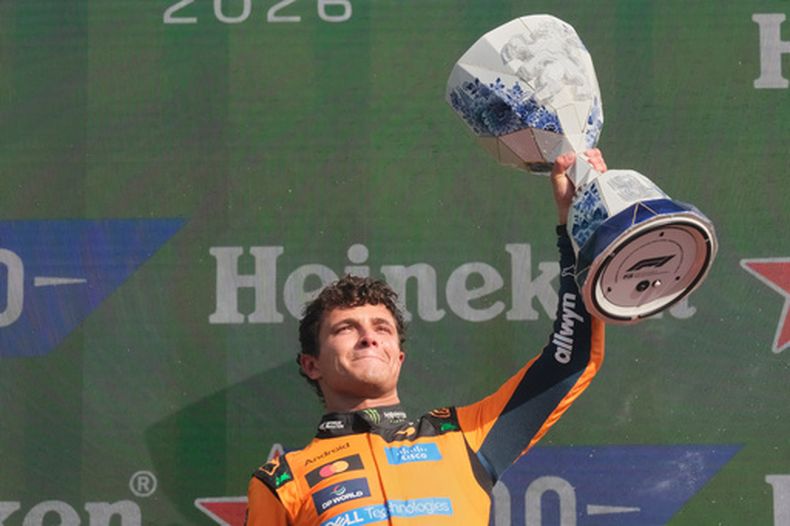 El piloto de McLaren, el británico Lando Norris, sostiene el trofeo tras ganar el Gran Premio de los Países Bajos de Fórmula 1 en Zandvoort, Países Bajos, el domingo 23 de agosto de 2026. (Foto AP/Patrick Post)