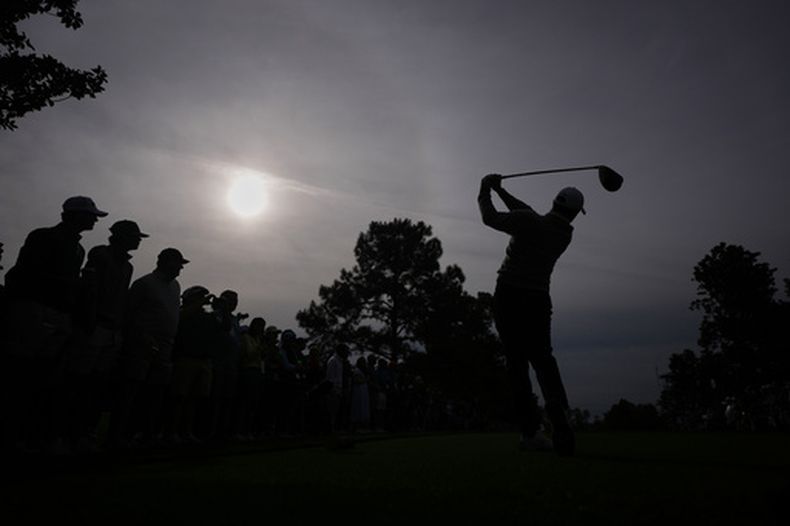El norirlandés Rory McIlroy observa su tiro de salida en el hoyo 9 durante una ronda de práctica para el Masters de Augusta, Georgia, el martes 7 de abril de 2026 (AP Foto/Matt Slocum)