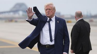 El presidente Donald Trump saluda a su llegada al Aeropuerto Internacional Newark Liberty en Newark, Nueva Jersey, el sábado 26 de abril de 2025, al regresar de un viaje para asistir al funeral del papa Francisco en el Vaticano. (AP Foto/Evan Vucci)