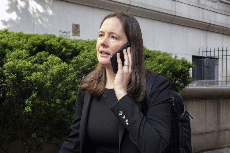 ARCHIVO - La fiscal federal adjunta Maurene Comey habla por teléfono afuera de la corte, el 3 de junio de 2025, durante el juicio a Sean Diddy Combs por tráfico sexual. (AP Foto/Ted Shaffrey, archivo)