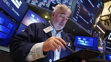 Un operador bursátil en la sede de la Bolsa de Valores de Nueva York el 24 de abril del 2025. (AP foto/Richard Drew)