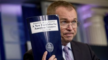 Temen que plan presupuestario de Trump perjudique a hispanos