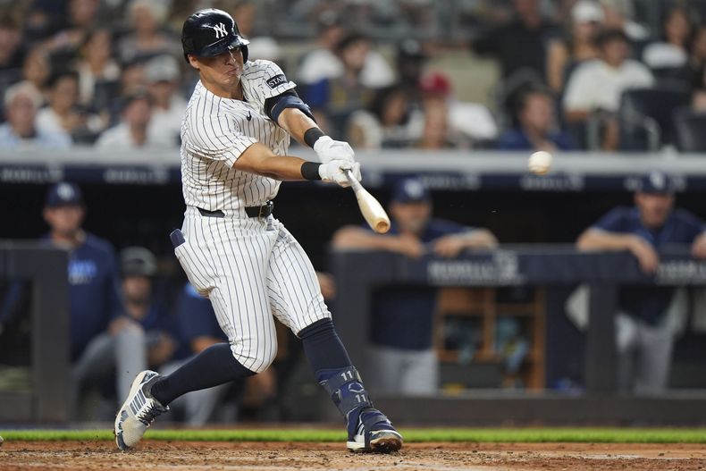 Anthony Volpe de los Yankees de Nueva York conecta un sencillo remolcador en la cuarta entrada ante los Rays de Tampa Bay el martes 29 de julio del 2025. (AP Foto/Frank Franklin II)