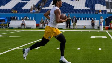 Jordan Love, quarterback de los Packers de Green Bay, corre con el balón antes del partido del domingo 22 de septiembre de 2024, ante los Titans de Tennessee (AP Foto/George Walker IV)