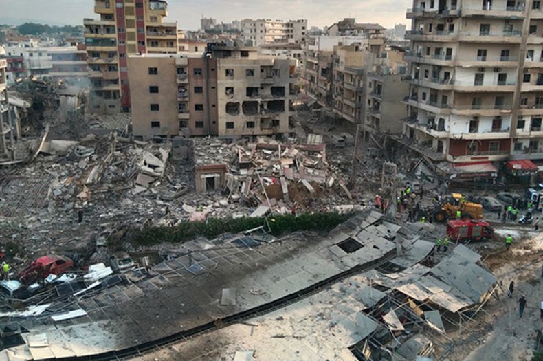Rescatistas trabajan en el lugar donde un ataque aéreo israelí alcanzó un edificio y dañó un hospital en la ciudad portuaria de Tiro, en el sur de Líbano, el 1 de junio de 2026. (AP Foto)