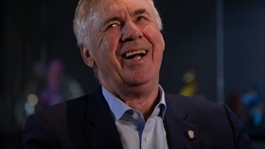 El italiano Carlo Ancelotti, seleccionador de Brasil, sonríe durante una entrevista en Río de Janeiro el miércoles 29 de julio de 2026 (AP Foto/Bruna Prado)