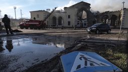 Bomberos sofocan un incendio en una estación de trenes tras un ataque ruso en Kostantinovka, en la región de Donetsk, Ucrania, el domingo 25 de febrero de 2024. (Iryna Rybakova vía AP)